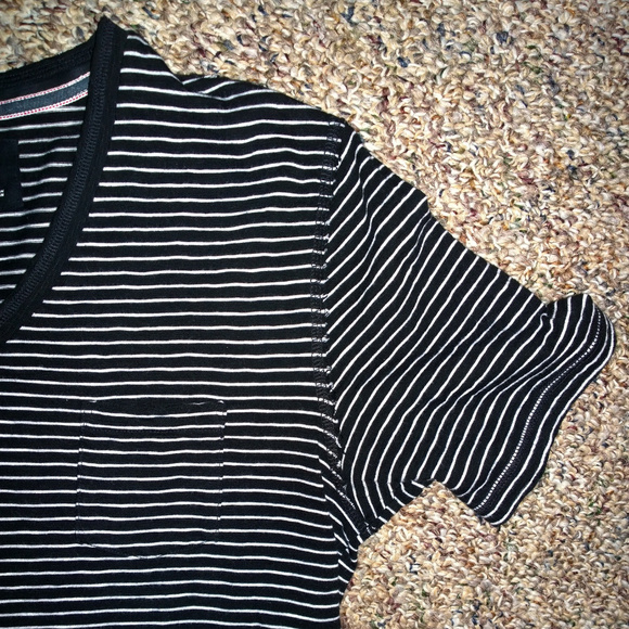 Men's EXPRESS V-Neck Pocket Tee-Shirt - Picture 2 of 4